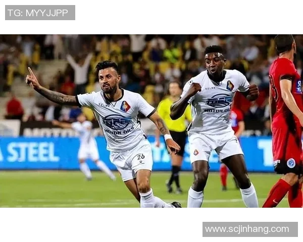 赫拉克勒与乌德勒支的激烈对决揭示足球战术与团队精神的较量